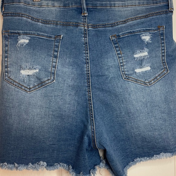 Curvy Distressed Denim Shorts. Size XL - Picture 6 of 6